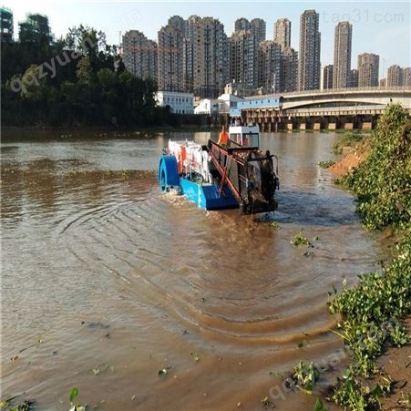 舂陵江清漂船 打捞水面漂浮垃圾